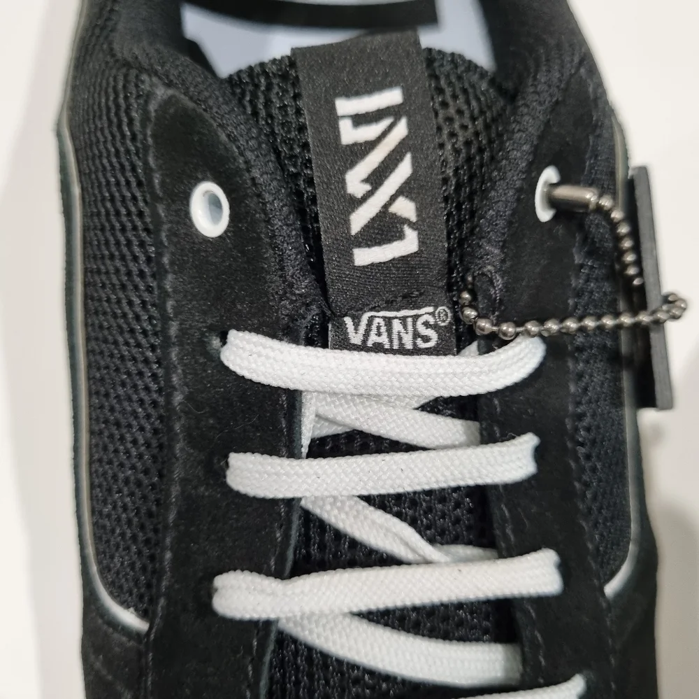VANS Black and White Sneakers, NWT, Size 9.5 - Picture 6 of 11